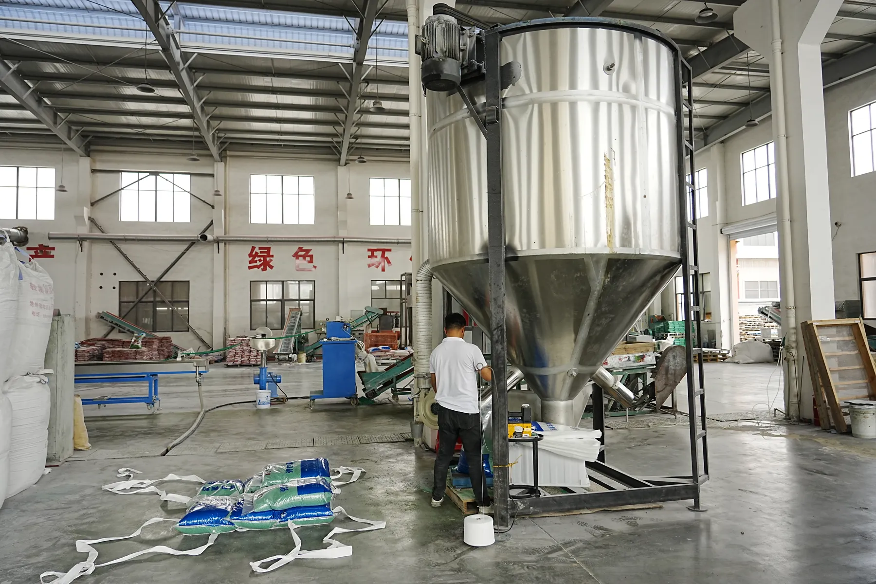 Operator working beside EPDM handling equipment inside the Chuangte workshop