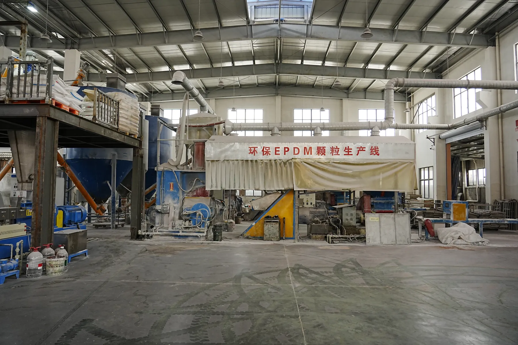 Front view of an EPDM granule production line inside the Chuangte workshop
